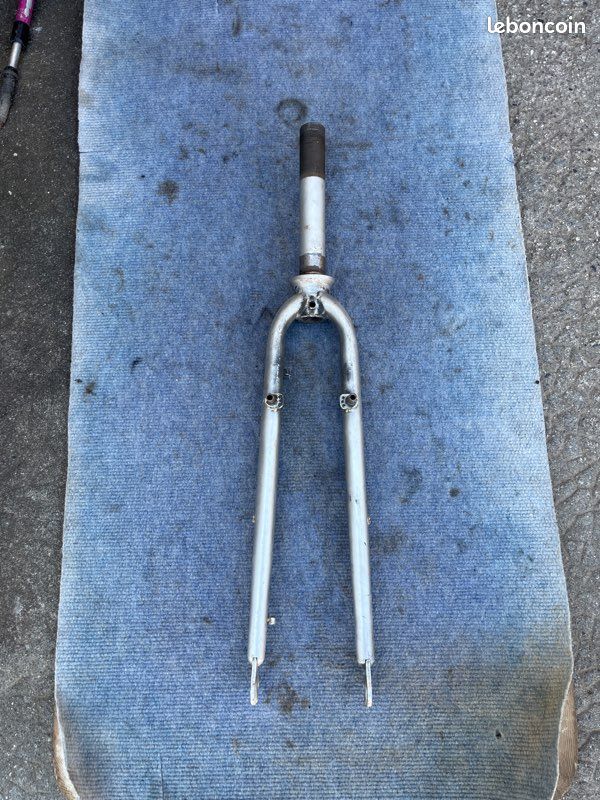 Fourche avant rigide 28 filetage 1 1/8 noir brillant