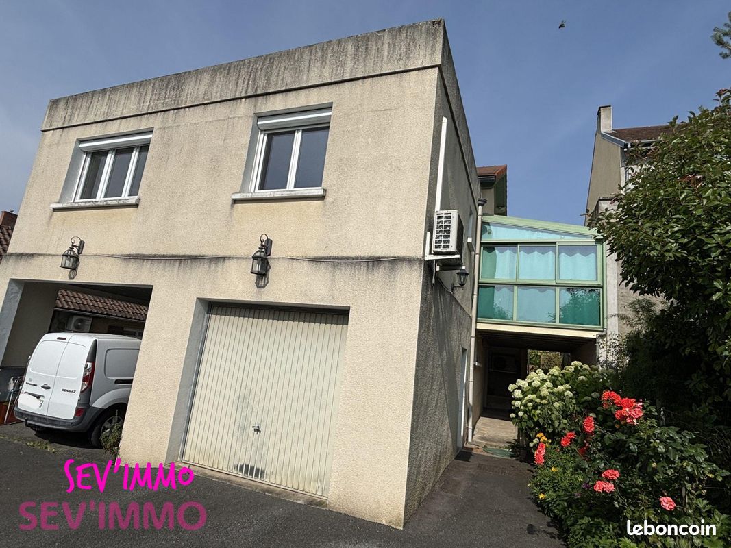 Maison 7 pièces 168 m² · à Saint-Germain-des-Fossés · 168 m² · 180 000 €