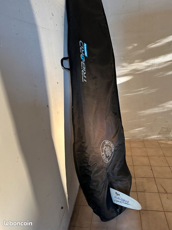 Planche à voile TIGA 275 ACR avec 2 voiles, 2 mâts, 2 wishbones et une housse (image 3)