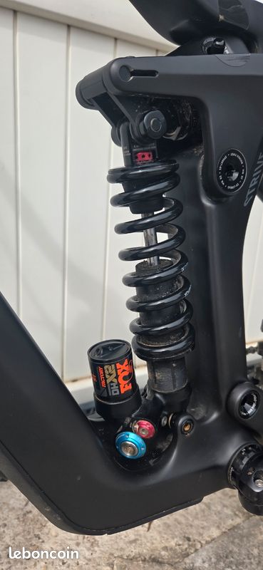 Enduro Canyon Strive Carbone 2025 upgradé état neuf (image 6)