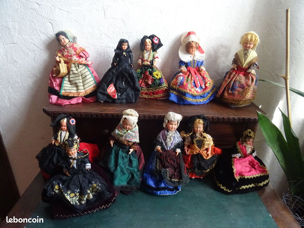 Rare Lot 4 Poupées anciennes folkloriques diverses régions