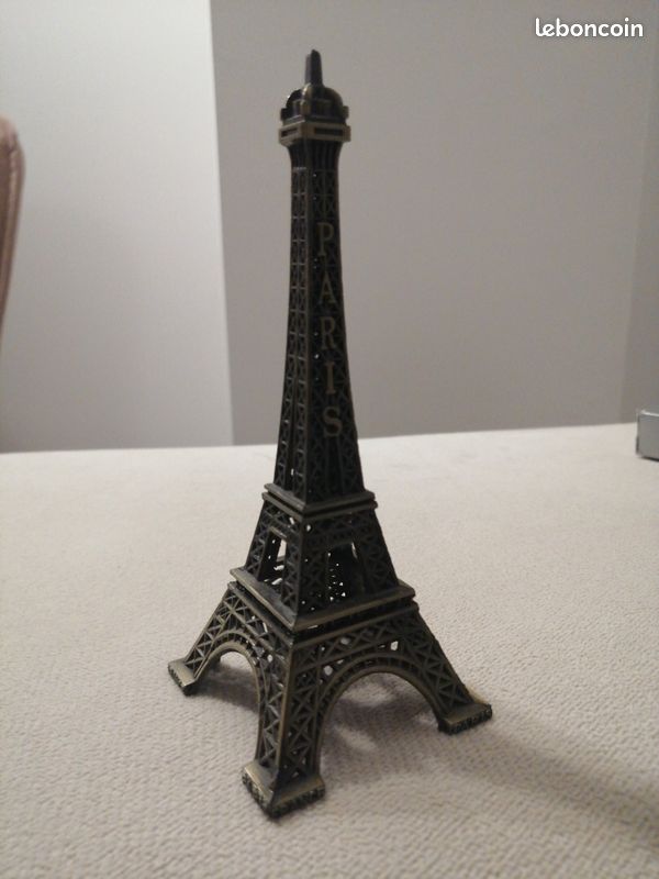 Statue tour Eiffel (image 2)