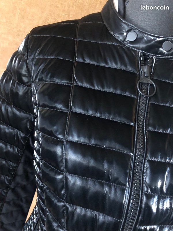 Doudoune Guess neuve Vêtements