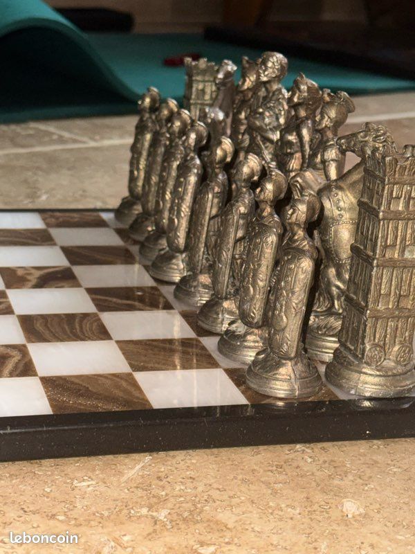 Ensemble d'Échecs en Métal avec Figurines Historiques en Cuivre Antique de Rome pour Adultes, Pièces Fabriquées à la Main et Plateau en Bois de Marbre King 10,9 cm