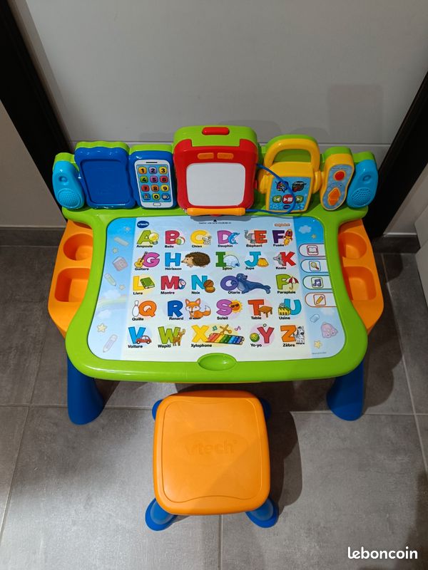 Bureau interactif 3 en 1
Quelques marques d'usure (voir photos) mais en parfait état de fonctionnement.
A partir de 3 ans (image 2)