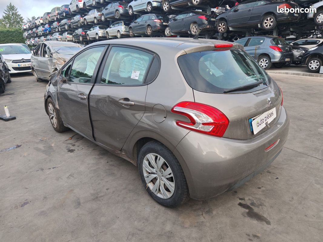 Peugeot 208 1.2 vti accidentée (image 4)