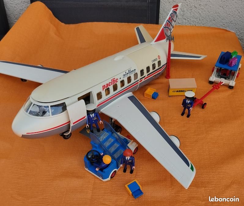Avion Playmobil+véhicule de chargement et chariot à bagages + figurines pilotes et personnel (image 3)