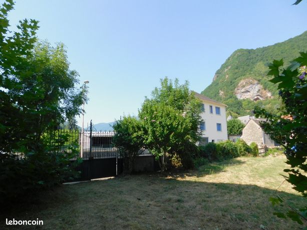 Maison de village avec garage et terrain constructible