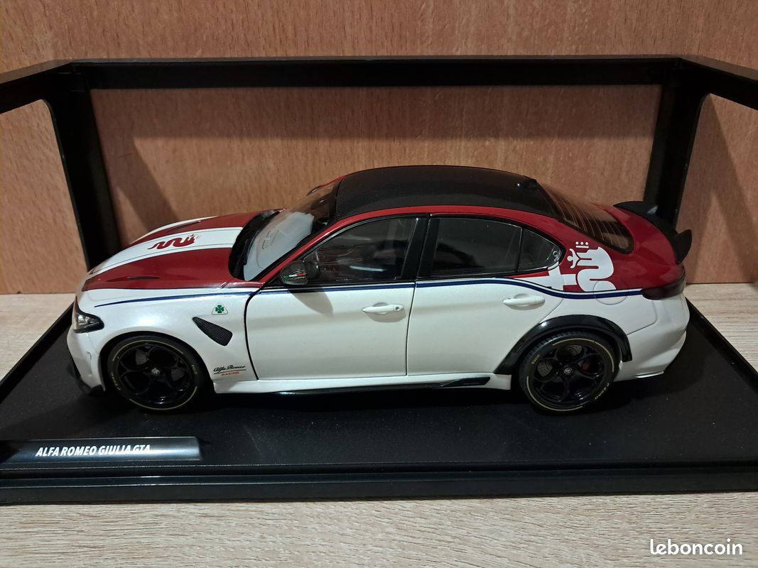 Modèle Réduit Alfa Romeo Giulia GTA-M 2023 1:18 Solido - Blanc Et Rouge, Portières Ouvrantes, Neuf
