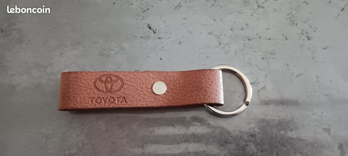 Porte-clés acier-simili cuir Road Runner - Toyota - Bagagerie Porte-clés acier-simili cuir Road Runner - Toyota - Bagagerie