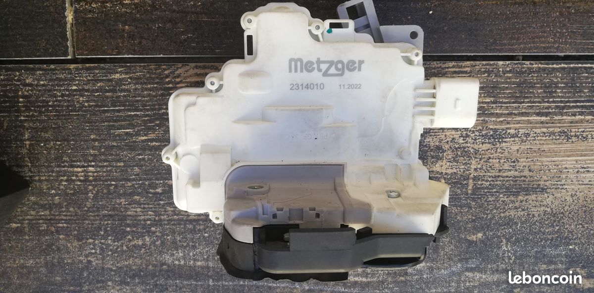 Serrure de porte AV droite Audi A4 B7 (image 1)
