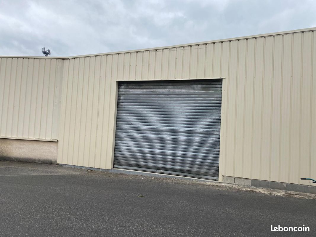 À louer Garage / Box de stockage · à Bagnères-de-Bigorre · 350 €/mois