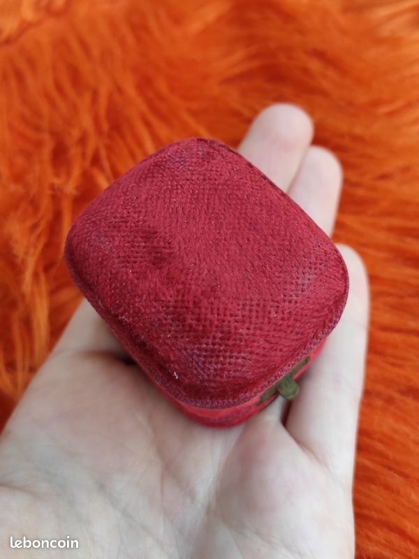 Écrin Pour Bague Vide - Couleur Rouge - Format 10-41/12 - Occasion (Pour Présentation)