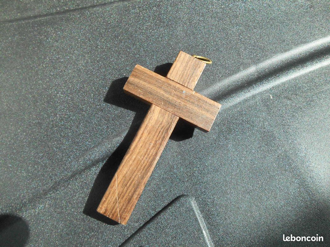 Croix en bois de communion (image 1)