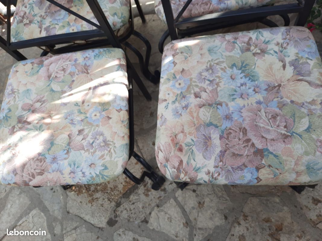 Table et chaises en fer forgé (image 3)