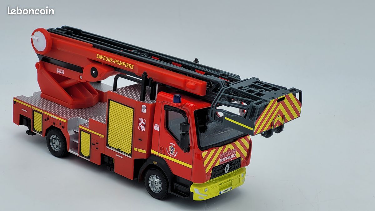 Camion Renault D16 EPC Riffaud Burago 1/50° - Les Miniatures