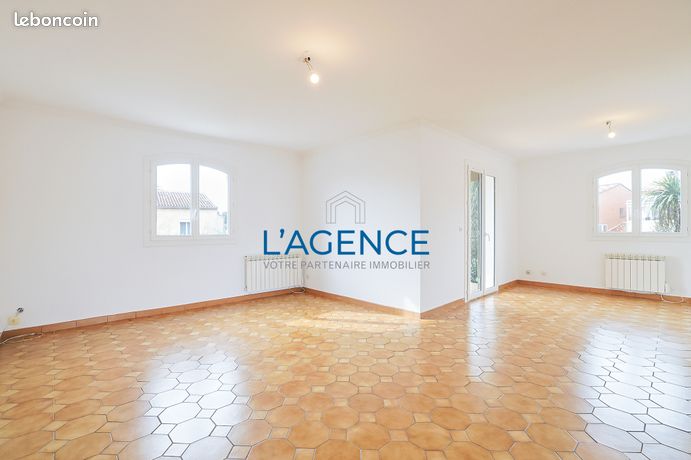 https://img.leboncoin.fr/api/v1/lbcpb1/images/14/b7/1e/14b71e292c656f55d2f53b0ef9b8e5457ab08904.jpg?rule=ad-image