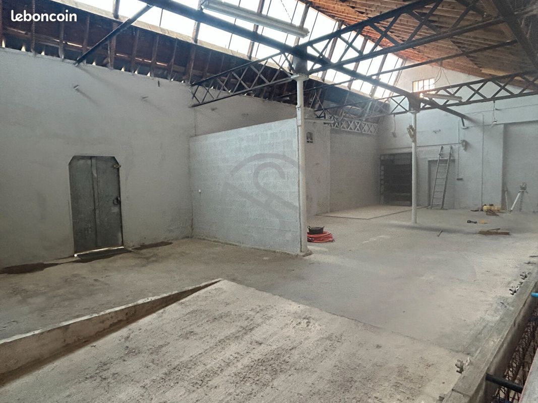 Parking 125 m² · à Bévenais · 125 m² · 126 000 €