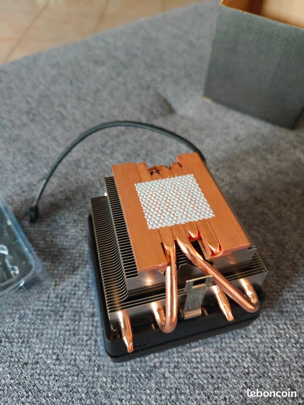 Ventilateur CPU AMD Wraith Prism - Refroidissement LED RGB - Pour Ryzen 7 2700X - Support AM4/AM3+/AM3/AM2 - Base Cuivre