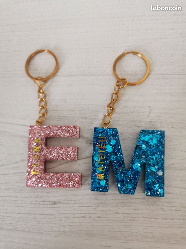 Porte clé lettre en résine (image 5)
