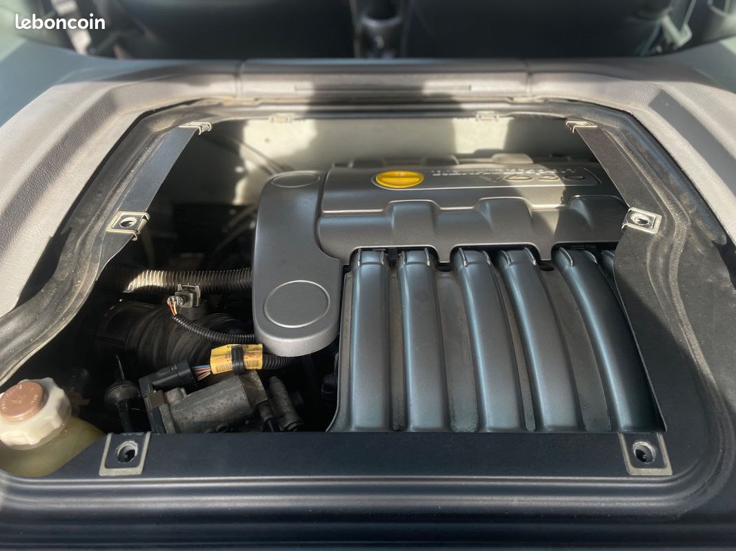RENAULT CLIO 3.0 V6 Sport (image 30)