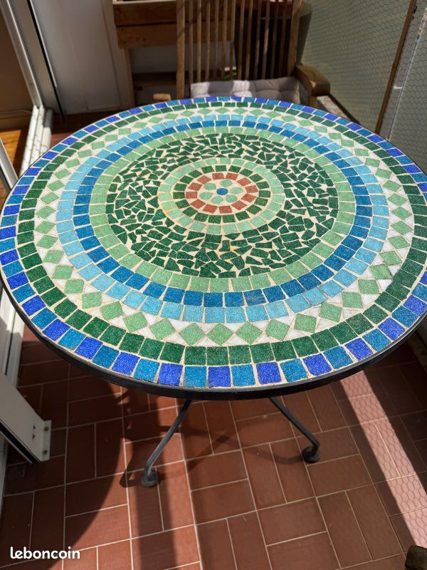 Table Ronde En Fer Avec Plateau Mosaïque – Style Unique – Sans Marque