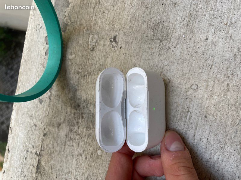AirPod (image 3)