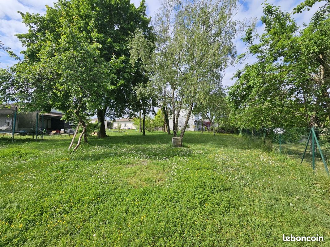 Terrain à bâtir de 500 m² à PODENSAC (33) · 94 000 €
