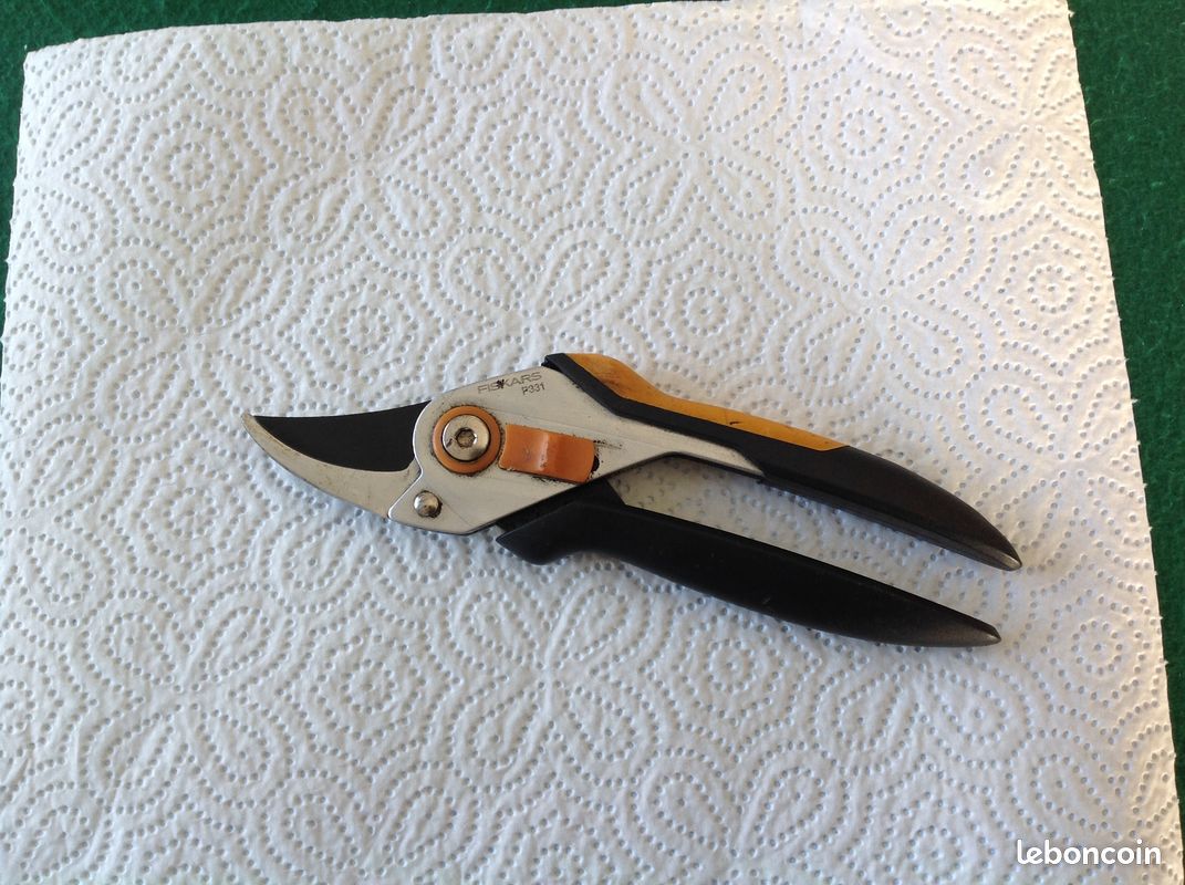 Sécateur Fiskars à Lame Réf P331 (image 2)