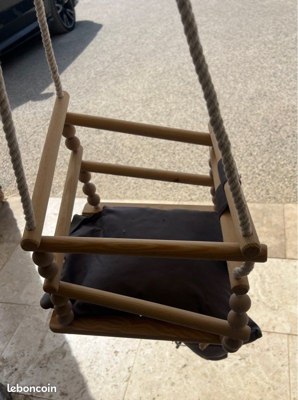 Balançoire suspendue en bois pour enfant avec coussin – Très bon état (image 2)