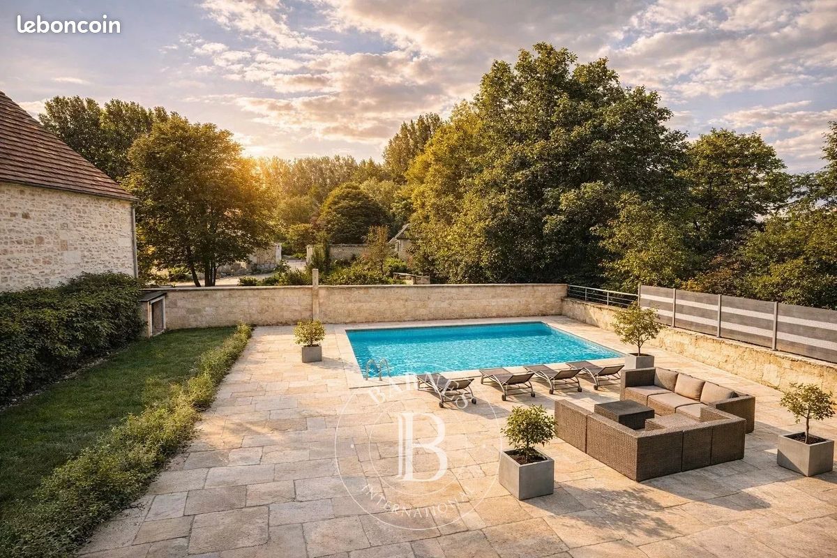 Maison 8 pièces 453 m² · à Saintines · 453 m² · 790 000 €