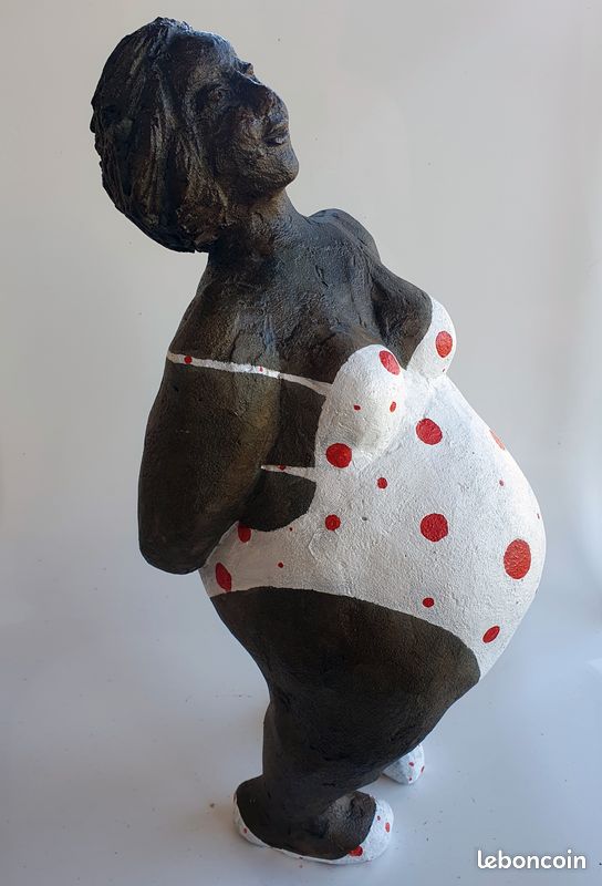 Sculpture de grosse femme en rouge