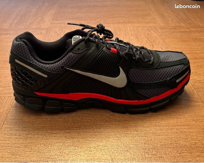 Chaussures Nike Zoom Vomero 5 Noir et Rouge (image 6)