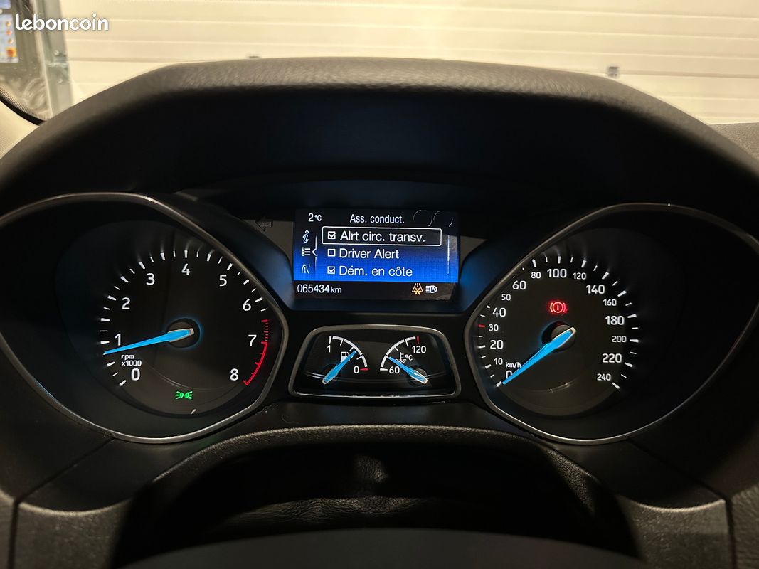 FORD FOCUS 1.0 EcoBoost 125ch Titanium (image 32)
