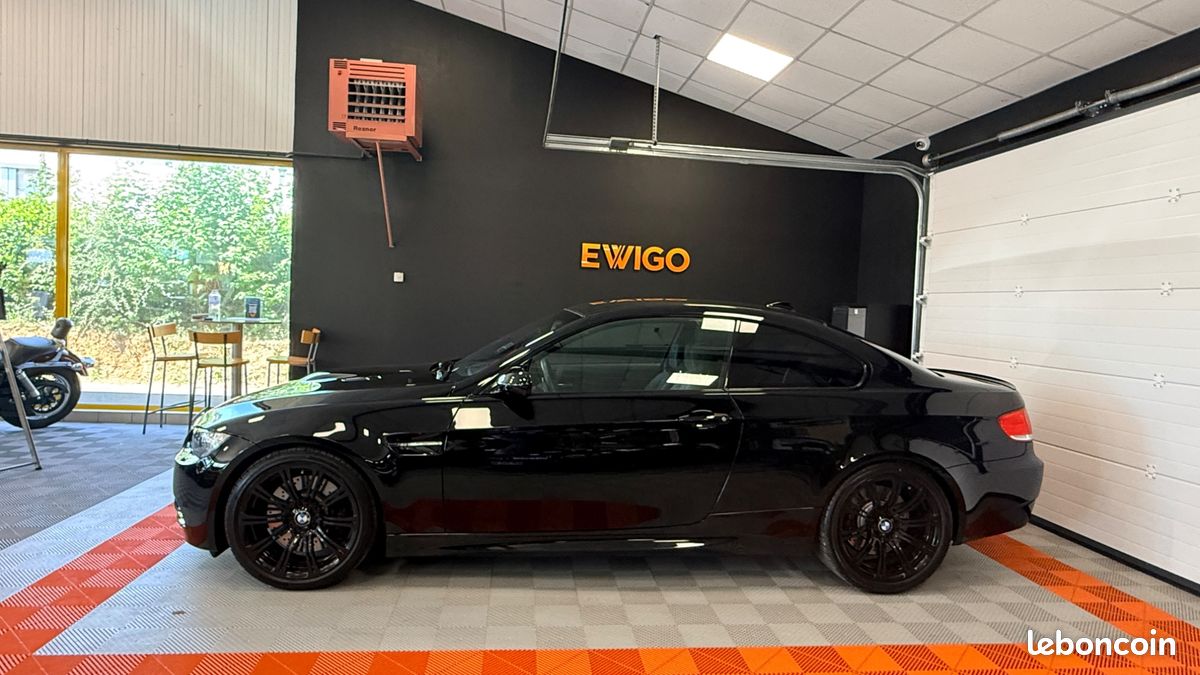 BMW M3 4.0 V8 420CV (E92) EDITION LIMITE BLACK AND WHITE (707 EXEMPLAIRES) BOITE DKg (image 3)