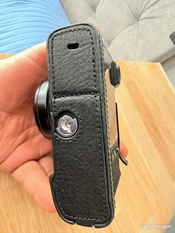 MUZIRI KINOKOO Custodia Fuji X100VI in Pelle PU, Mezza Custodia Protettiva Compatibile per Fotocamera Fujifilm X100VI Facile da Trasportare - con Fondo Apribile e Design con Impugnatura - Nero