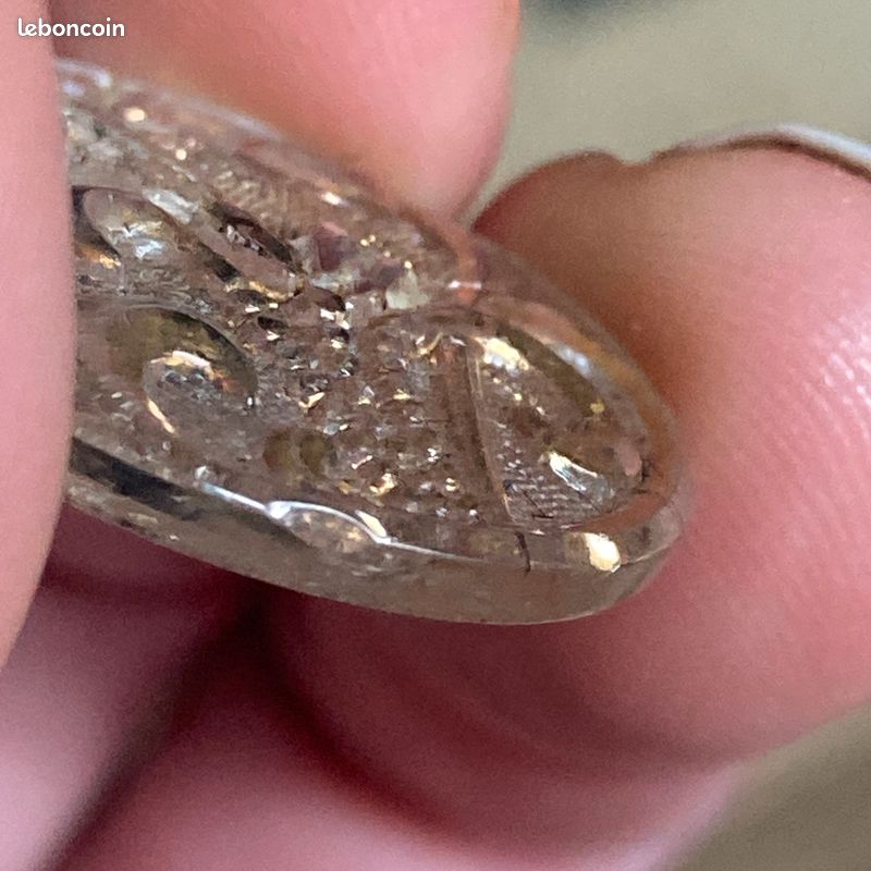 Bouton Ancien De Couture En Verre Fleuri - Diamètre 1,3 Cm, Occasion