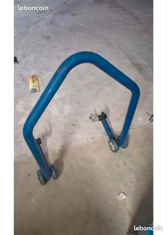 Béquille arrière de moto de marque Suzuki 

La bequille a ete acheté chez Suzuki neuve 

Elle a des traces d usure de stockage 

A La ciotat (image 1)