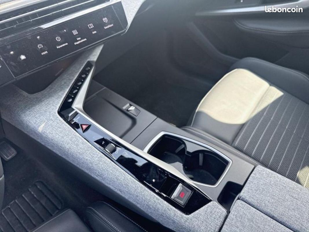 Peugeot 3008 1.2 Hybrid 136ch Allure e-DCS6 (image 17)