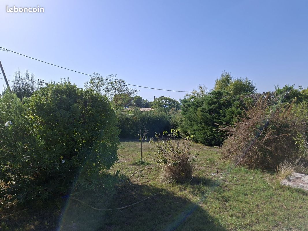 Terrain à bâtir de 660 m² à LUYNES (13) · à Aix-en-Provence · 395 000 €