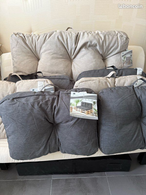 Petits coussins neufs gris (image 3)