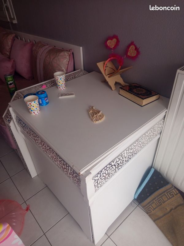 Montre salon marocain avec la table et le coin pour ranger la couverture (image 1)