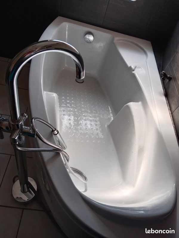 A vendre baignoire et mitigeur sur pied (image 1)