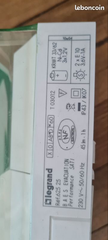 VENDU Indicateur sortie de secours 2 pièces BAES Pictogrammes universel Fixation murale Legrand Réf 625 25 Évacuation Issue NF Ampoules 45 lm 1h Performance Sati 230 V 50 / 60 Hz Panneaux lumineux (image 12)