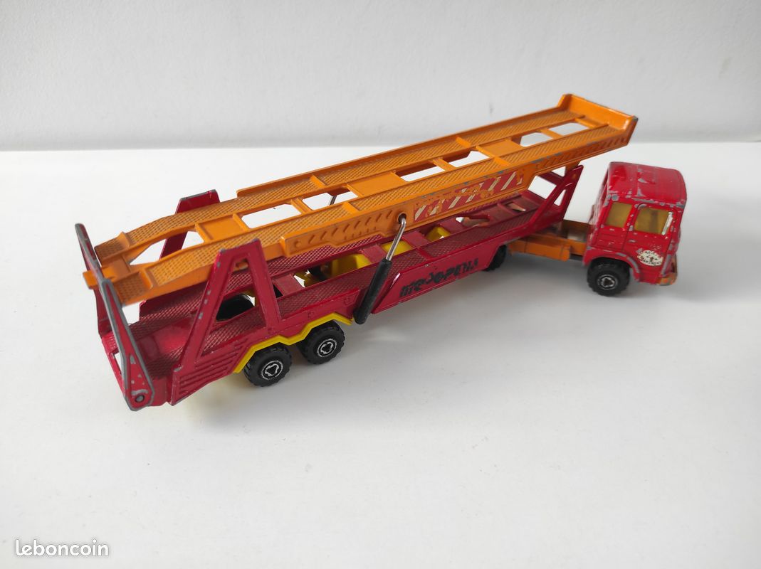 Renault Saviem (série 3000) transporteur hélicoptère (majorette) resto - Collection