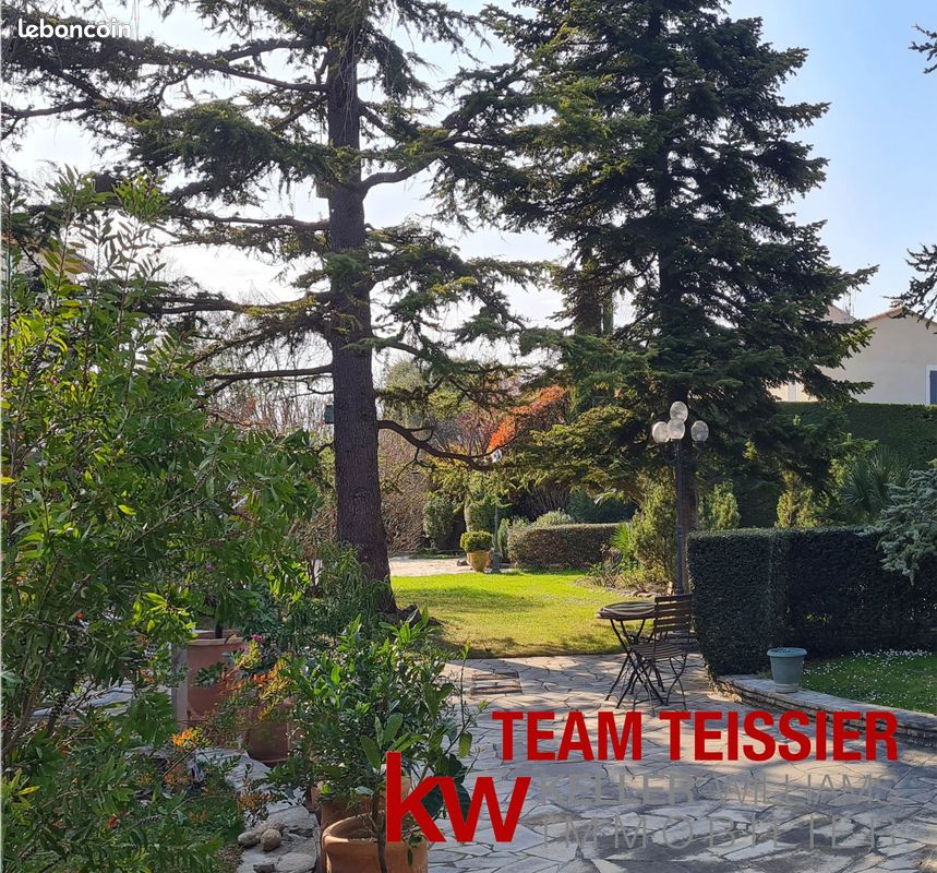 Maison 11 pièces 496 m² · à Grans · 496 m² · 2 300 000 €