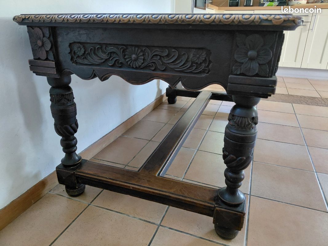 Table ancienne sculptée (image 2)