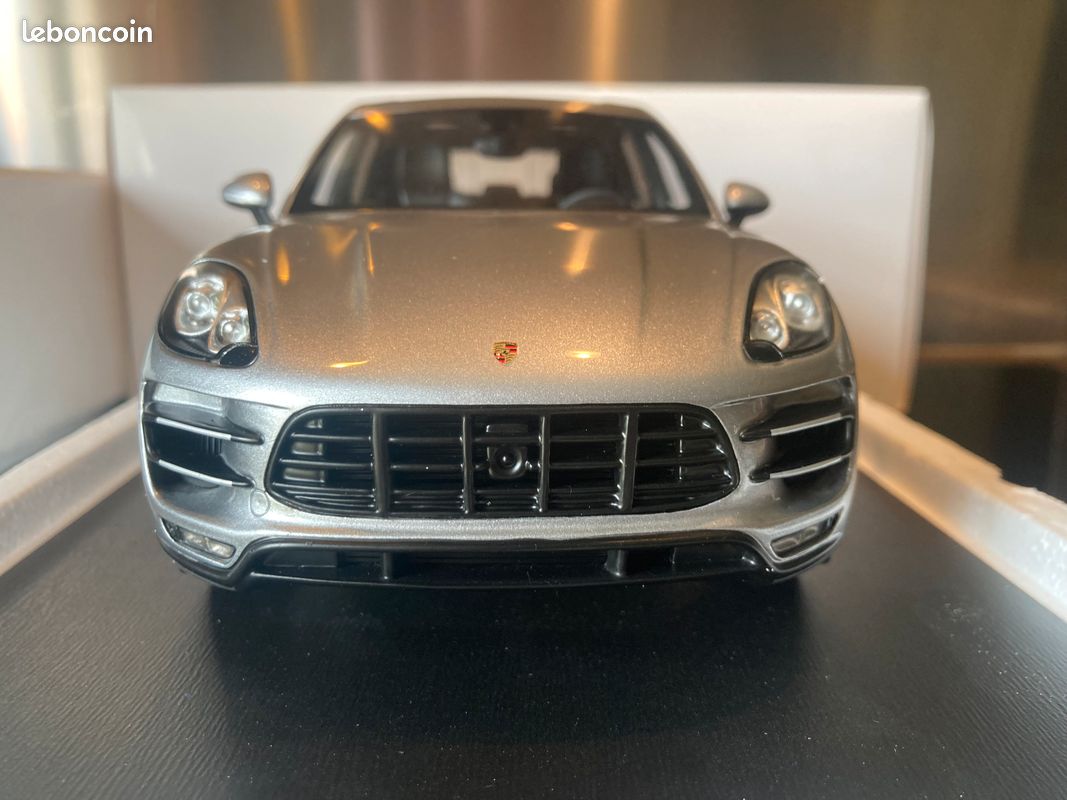 Porsche Macan Turbo silver 1/18 Spark (image 6)