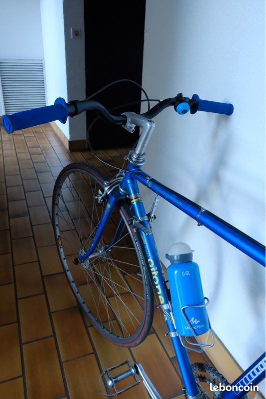 Ancien insigne tête vélo cycles CYRNOS France tube vélo