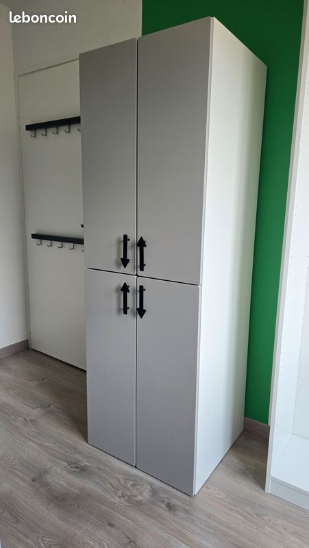 Armoire blanche en bois IKEA PLATSA 60*55*180cm + portes grises SMÅSTAD + tablettes HJÄLPA + poignées JÄRNSPARV noires métal flèches 🖤 (image 2)